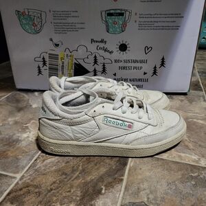 White Reebok Sneakers Vintage Style